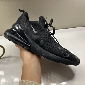 Nike 270 - Säljer mina 270s i storlek 40 då de inte kommer till användning. Sparsamt änvända, men har ett litet hål längst fram vid tåarna på begge skorna. Men det är lätt att fixa💕