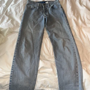 Levis jeans  - Jätte fin blå färg och i jätte bra skick🙌skulle uppskattas till en s  Bara skriva vid frågor 