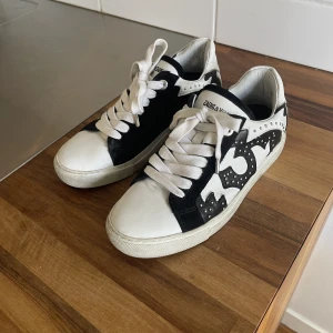 Zadig & Voltaire sneakers  - Säljer mina sneakers från Zadig & Voltaire i modellen Nash. Inköpta i Zadigs butik i Stockholm. Använda ett fåtal gånger pga för liten storlek. Fint skick men vissa tecken på användning finns. 