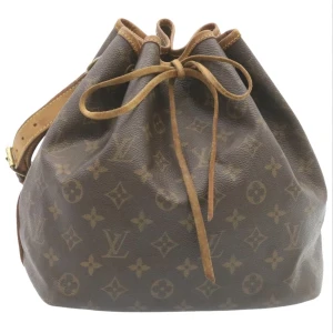 ÄKTA Louis Vuitton väska - Säljer min Louis Vuitton cloth handbag. Köpt på Vestaire collective! Skriv för fler bilder samt köp bevis!