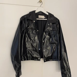 Nelly jacka  - Snygg jacka från Nelly stl 36 men passar även till en 38.