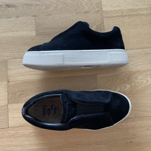 Eytys skor  - Nästintill sprillans nya eytys doja. Endast använda 1-2 gånger. Säljes pga försmå. 