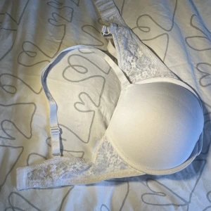 Vit BH  - Vit BH från H&M storlek 80D