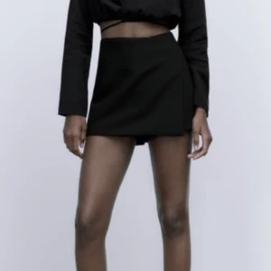  Asymmetrisk shortskjol  - Använda bara en gång!! Kan skicka egna bilder om ni verkligen är intresserad! 