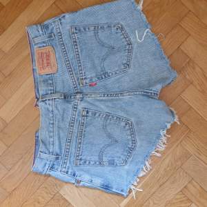 Avklippta jeansshorts från Levi's. Passar storlek S/M.