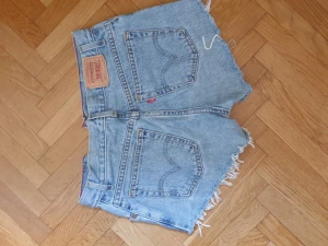 Jeansshorts - Avklippta jeansshorts från Levi's. Passar storlek S/M.