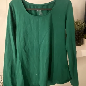 Basic grön långärmad  - Skit snygg tröja ifrån Lindex 🌸 säljer för att jag inte längre använder den! Den är i storlek L men funkar som M oxå🙏🏼
