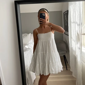 Vit klänning - Säljer denna superfina klänning från Zara, Stl S. Köparen står för frakten!🥰😍