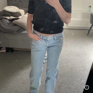 Lågmidjade Jeans - Säljer dessa as snygga jeans från weekday i modellen arrow Low i färgen summer blue. super skick! 