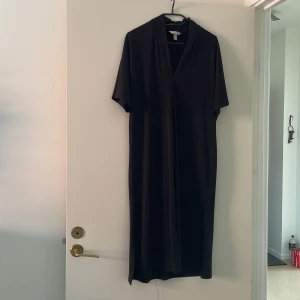 Vardagsklänning - Kortärmad svart vardagsklänning från H&M. Polyester