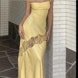 Klänning - Såå otroligt fin klänning perfekt till bal, sommar eller event💗💗 säljer då jag hittat en annan som satt  bättre ÄLSKAR RYGGEN PÅ DENNA KLÄNNING😻😻😻 vill bli av med den så först i kvarn