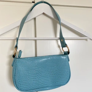 Handväska  - Liten fin handväska! Pris; 100kr + frakt