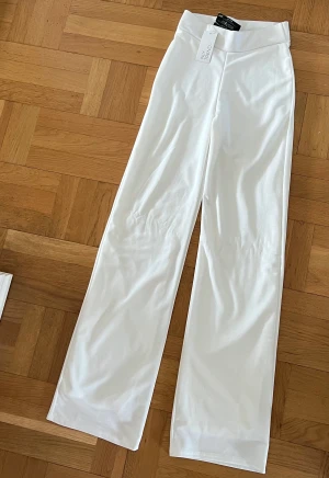 Vita byxor xs - Mjuka stretchiga med raka ben. Oanvända XS från NLY TREND, längd insida ben 82 cm