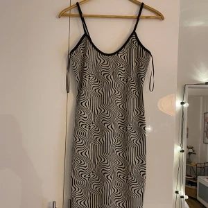 Klänning  - Cool klänning med virvelmönster. Aldrig använd! 