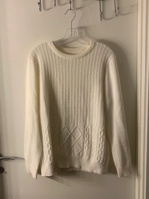 Stickad tröja  - Stickad tröja använd ca 1 gång inte mer, felfri och jätteskön, köparen står för frakt 😃