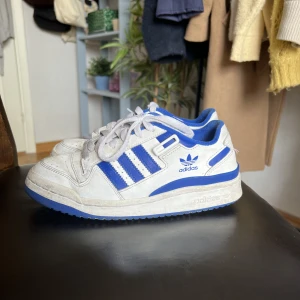 Adidas forum low  - Adidas forum low 🌸 använda en del men i bra skick 💕💋 köparen står för frakten 🥰