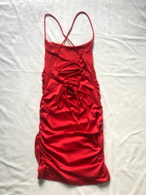 Röd skintight dress - Säljer min klänning som jag använt en gång, passade inte mig så säljer den vidare💕 passar perfekt till sommaren🌺 Köpt från bikbok för 500kr men priset kan diskuteras 😚 kan gå ner till 300 vid snabb affär