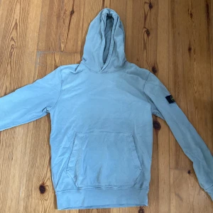Stone Island hoodie - En Stone Island hoodie i storlek 14-16 år men den passar även S.