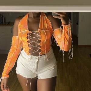 Halterneck topp med ärmar - Jag säljer en färgglad halterneck topp med ärmar som aldrig är använd! Jättefin till sommaren! 🫶🏾