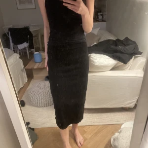 Midikjol - Tubkjol i Midi modell Passar även S och L pga stretch  Aldrig använd