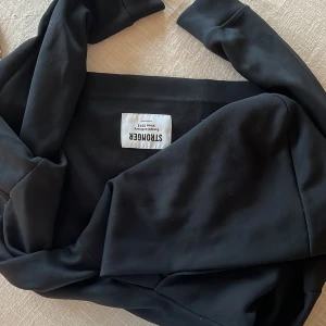 Hoodie stronger - Croppad hoodie från stronges. 