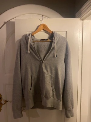 Ralph Lauren - Hoodie - Magiskt hoodie till allt från skolan till fritiden. Skicket är 9/10 och därför begär jag 549kr.