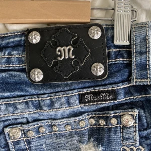 Miss me jeansshorts - Miss me jeansshorts med USA flagga, diamanter och annat super fint pynt. Jätte bra skick.