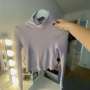 Stickad tröja - Lila tröja från Gina Tricot med polo. Storlek S. Otroligt varm och skön nu till hösten 🍁