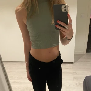 Grön topp - Oliv/mörk-grön topp med liten krage från Lager157. Ribbad i storlek XS/S, mycket bra skick!