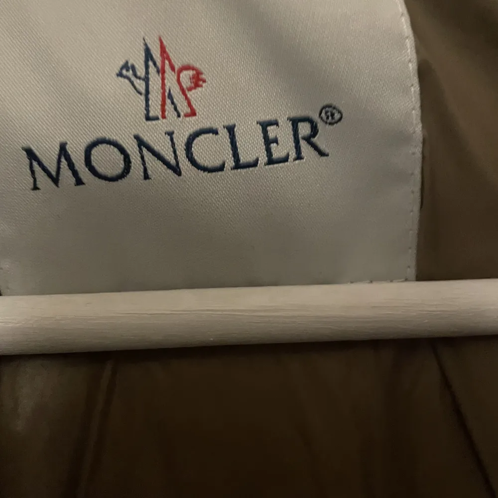 Säljer min äkta Moncler jacka i färgen brun🤎Skriv för fler bilder🤍. Jackor.