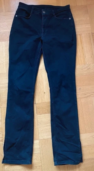 Jeans - Svarta jeans från BUBBLEROOM. Se bild två. Storlek L men väldigt tajta dörför skulle jag söga storlek S/M