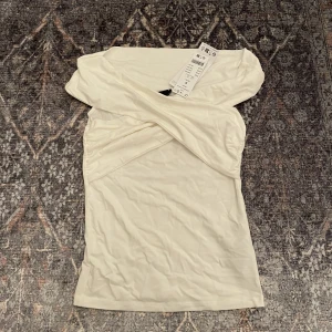 Fin topp från Gina - Helt oanvänd med prislapp kvar.  Köpt i somras.  Storlek S men passar mig med storlek XS. 