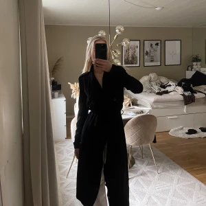 Svart kappa - Tunnare kappa, perfekt nu innan vinter eller till våren, Aldrig använd 