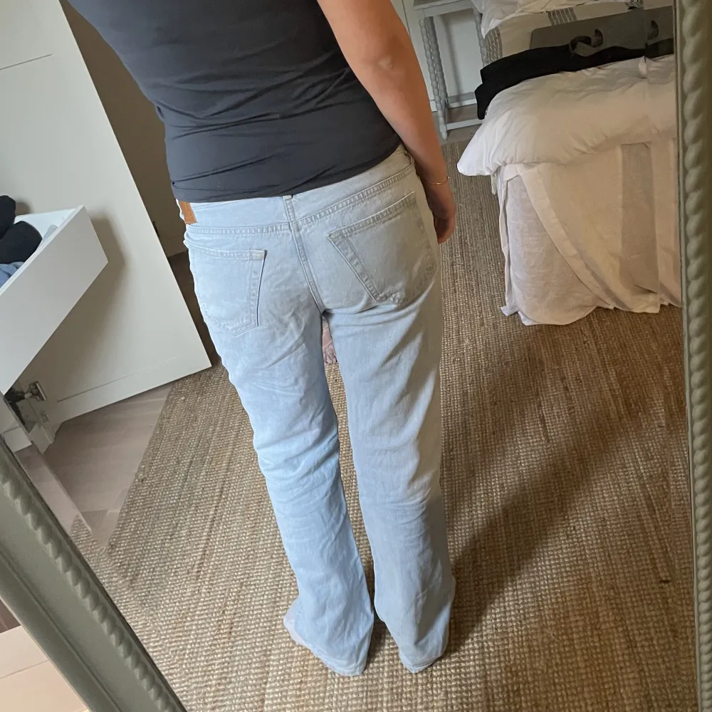 Urtvättade jeans ”Low straight” från BikBok🤍(W 29 L 32). Jeans & Byxor.