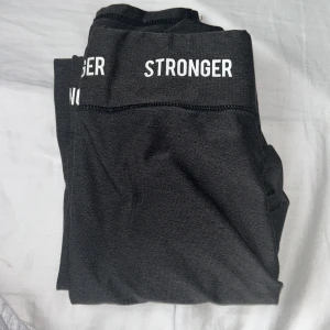 Strongerbyxor - Jätte fina Stranger byxor i bra skick. Inte andvända mycket men ett litet hål på ena knät (se bild 3) men det är ihopsytt och syns inte. Står ingen storlek men gissar på xxs/xs. Säljer för de är för små!