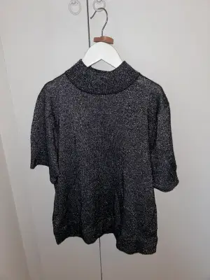Säljer denna jätte fina stickade glitter tröja. Är i ett jätte bra skick! Använd ungefär 2 gånger. Öppen för pris förslag! Kp för fler bilder! 