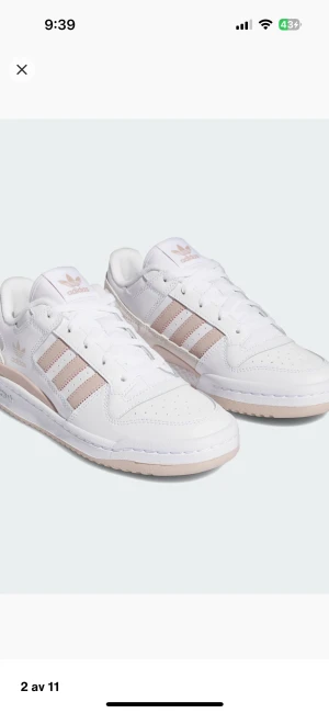 Intressekoll - Intressekoll på mina beiga Adidas forum low storlek 40 i en vit fårg med beiga detaljer. Använda kandke 5 gånger och är i superfint skick!