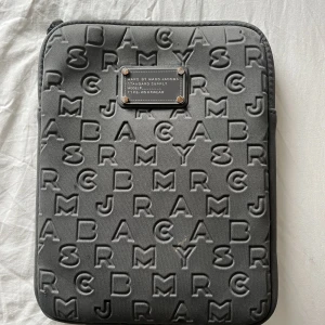 Marc jacobs fodral - Säljer detta coola fodral från marc by marc jacobs!! Går ej att få tag i längre. I jätte bra skick🫶Bara att skriva om ni undrar om mått!