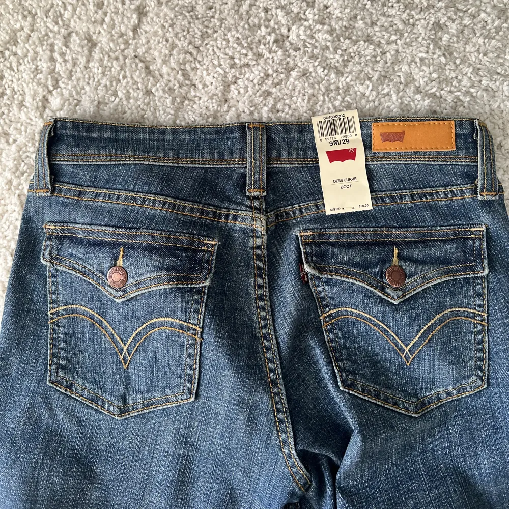 Superfina Levis bootcut low rise jeans med coola detaljerade fickor. Storlek 29, passar mig som brukar ha storlek S! De är helt nya med lapparna kvar! Långa för mig som är 164!. Jeans & Byxor.