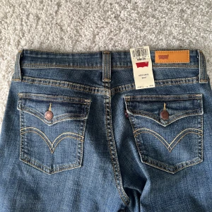 Levis bootcut jeans  - Superfina Levis bootcut low rise jeans med coola detaljerade fickor. Storlek 29, passar mig som brukar ha storlek S! De är helt nya med lapparna kvar! Långa för mig som är 164!