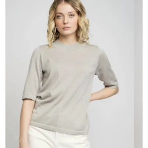 Stickad tröja i Alpaca  - Fin stickad tröja i 70% alpaca & 30% mullbärssilke.  Sparsamt använd, väldigt bra skick  Strl M men passar också S  Nypris 1699:-  Mitt pris 1200:-  Bara att skriva om ni undrar något 😊