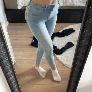 Ljusblå Skinny jeans Molly från ginatricot i storlek xs. Säljer likadana i svart och originalpris är .🤗bara att ställa frågor om man undrar något, kan diskutera pris, köparen står för frakt❤️❤️❤️