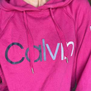 Rosa hoodie från Calvin Klein🩷 Knappt använd då jag har många hoodies😊Ganska tunn och sval. Från början köpt till ett rabatterat pris. 