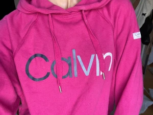Hoodie Calvin Klein - Rosa hoodie från Calvin Klein🩷 Knappt använd då jag har många hoodies😊Ganska tunn och sval. Från början köpt till ett rabatterat pris. 