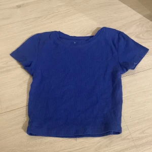 T-shirt - Säljer denna t-shortsen från nweyorker, storlek XXS (använt fåtal gånger) EJ FRI FRKAT! 