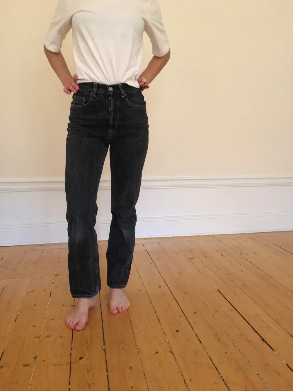 Svarta jeans. Lite använda. Personen på bilden är 160 cm.. Jeans & Byxor.