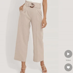 Kostymbyxor med prislapp kvar - Fina raka kostymbyxor från NA-KD. Aldrig använda och prislapp kvar, säljer pga fel storlek.💛