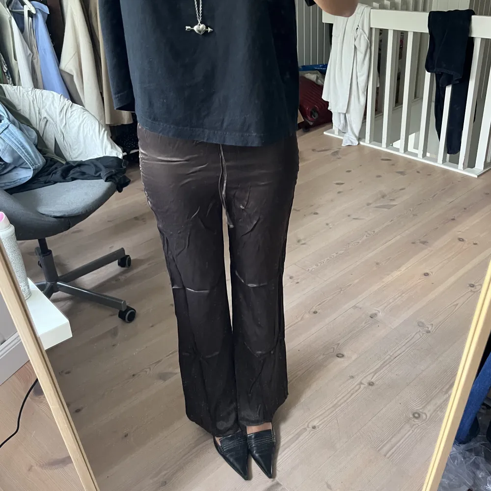 Snygga bruna silkesbyxor från zara!  Storlek xs väldigt bra skick🤎. Jeans & Byxor.