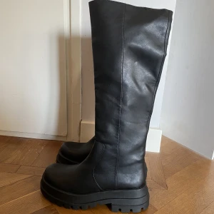 Knähöga stövlar med traktorsula, Zara - Helt nya oanvända stövlar med traktorsula från Zara, super trendiga. Jag råkade beställa två st, älskar mina och använder dom hela tiden. Jätte sköna och normala i storleken. Nypris 599kr. Finns ej att få tag i nu. Jag är 163cm för referens💫