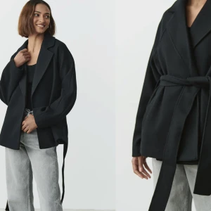 Kappa i nyskick  - Säljer min kappa som jag använt 1 gång men tyckte den inte passa mig så bra. Storlek S Nypris är 699 kr men säljer för 600 kr + frakt. Kan tänka mig att gå ner lite i pris också 